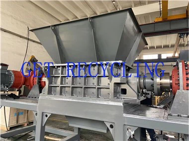 Kaksiakselinen silppuri jäykkään muoviin